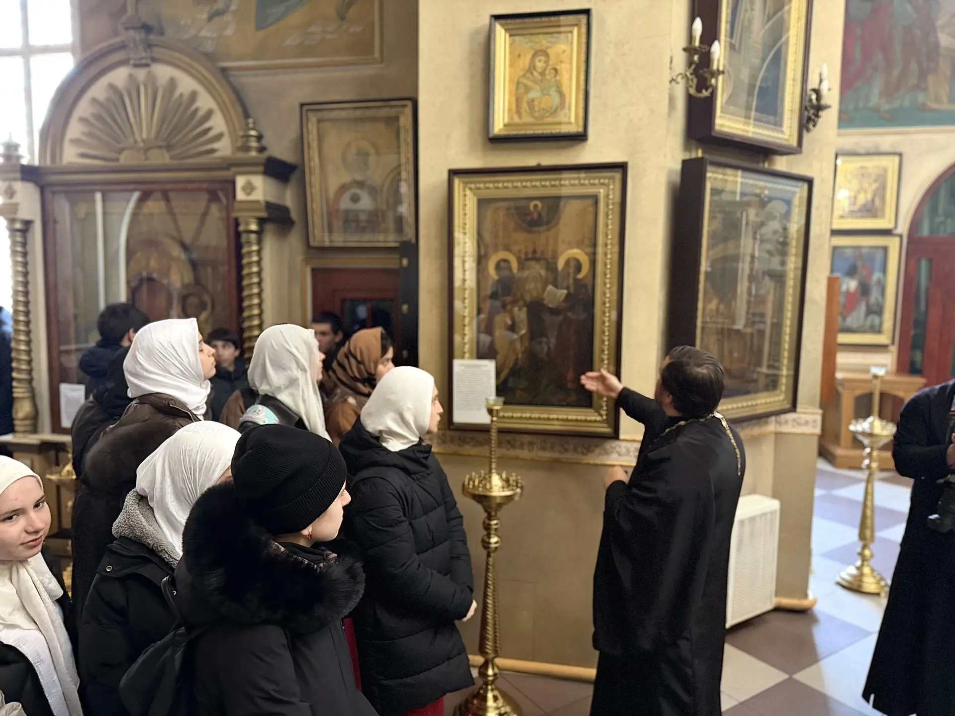 Диалог культур с юных лет: школьники Махачкалы посетили центральную Джума-мечеть и Свято-Успенский кафедральный собор дагестанской столицы